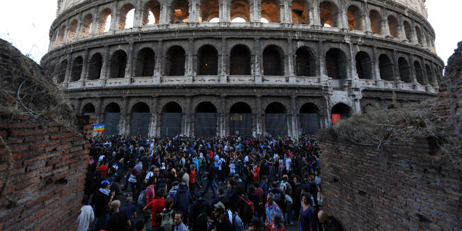 Les protestataires italiens devant le Colisée, à Rome.
