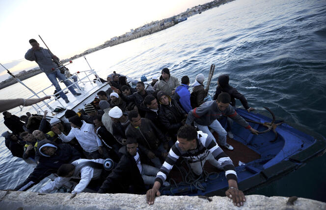 Un bateau de migrants tunisiens arrive au port de Lampedusa, en avril 2011.