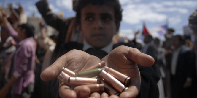 Un enfant montre les douilles de munitions tirées sur les manifestants, à Sanaa, le 16 octobre 2011.