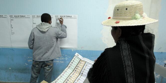 Dépouillement des bulletins dans un bureau de vote à Penas, à une trentaine de kilomètres de La Paz, le 16 octobre 2011.