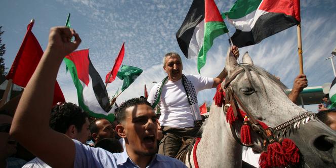 Assis sur un cheval, Khaled Muhasen, l'un des prisonniers libérés ce mardi, fend la foule de Palestiniens venus l'accueillir