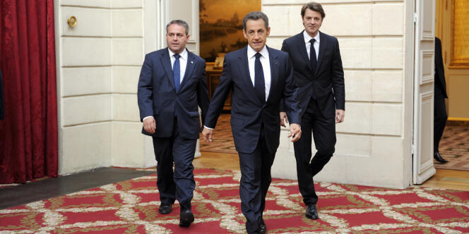 Nicolas Sarkozy, entouré du ministre du travail et de l'emploi, Xavier Bertrand, et du ministre de l'économie et des finances, François Baroin, le 26 septembre 2011 à Paris.