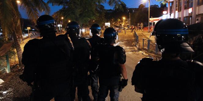 Des policiers dans le centre-ville de Mamoudzou, le 10 octobre.