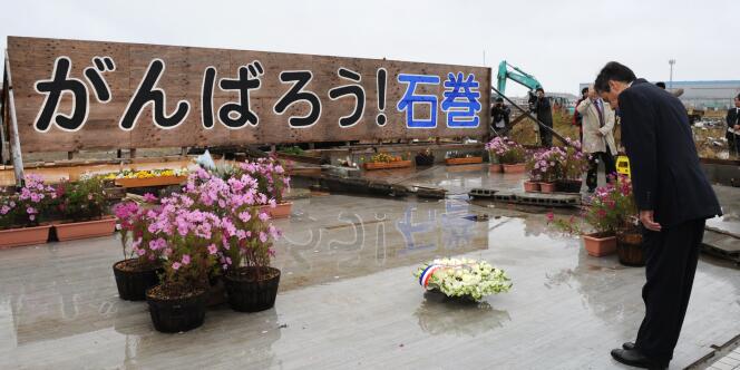 François Fillon a rendu hommage aux victimes du tsunami dans la région de Sendai (nord-est du Japon), samedi 22 octobre. Le monument dit en japonais 
