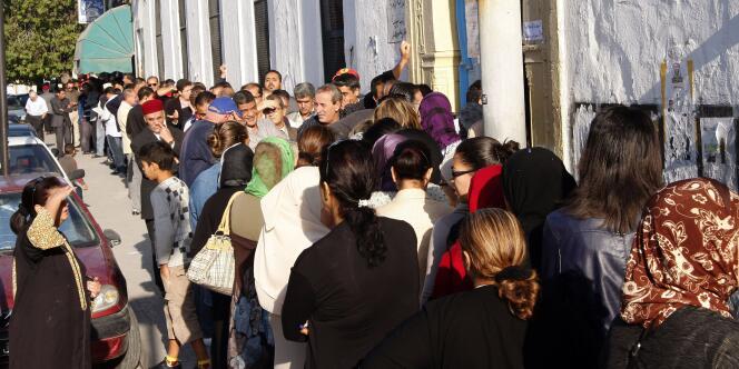 File d'attente devant un bureau de vote à Tunis, le 23 octobre 2011, lors des premières élections libres.