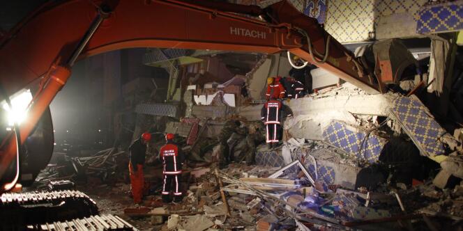 Opérations de secours après le séisme du 23 octobre survenu dans la province de Van, dans l'est de la Turquie.