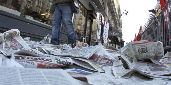 Presse En Crise Des Milliers De Journaux Deverses Dans La Rue A Paris