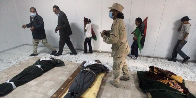 A Misrata, où étaient exposés les corps de Mouammar et Mouatassim Kadhafi dans une chambre réfrigérée.