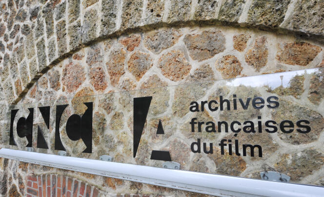 Le logo du CNC (Centre national du cinéma et de l’image animée) sur la façade des Archives françaises du film à Bois d’Arcy (Yvelines), en 2009.