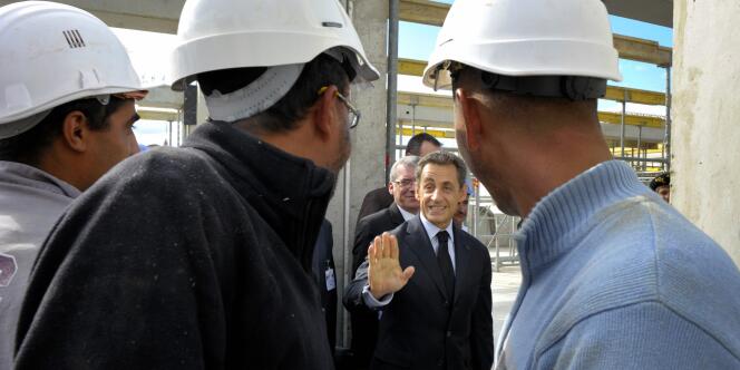 Nicolas Sarkozy sur le site de construction du nouvel hôpital de Carcassonne, mardi.
