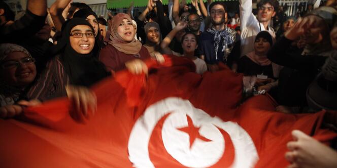 Des supporters du parti Ennahda fêtent leur victoire, mardi 25 octobre à Tunis.