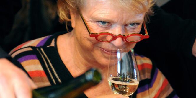 Eva Joly a goûté du vin avec enthousiasme lors d'un déplacement à Balbronn, en Alsace, le 26 octobre.