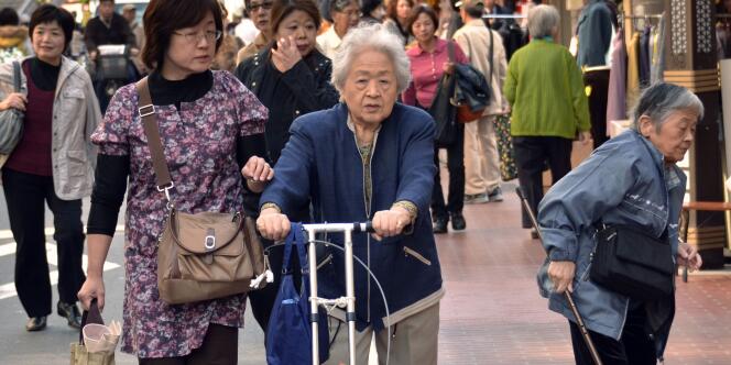 Le vieillissement de la population est un casse-tête pour le gouvernement japonais qui doit assurer le financement des retraites et des dépenses de santé avec une population active qui décline d'année en année du fait de la baisse de la natalité.