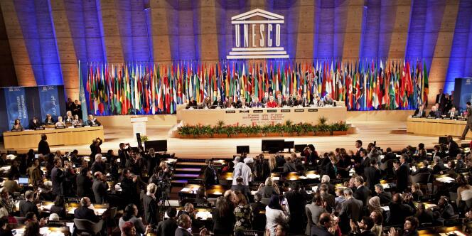 Les représentants des États membres de l'Unesco applaudissent le résultat du vote permettant l'adhésion de la Palestine à l'organisation comme membre à part entière.