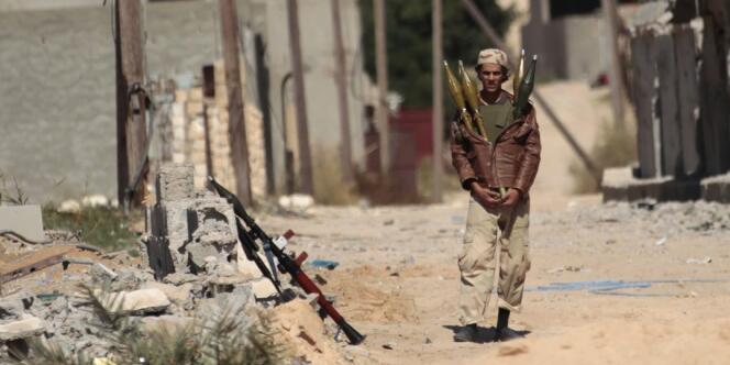Un combattant anti-Kadhafi, dans Syrte, le 17 octobre.
