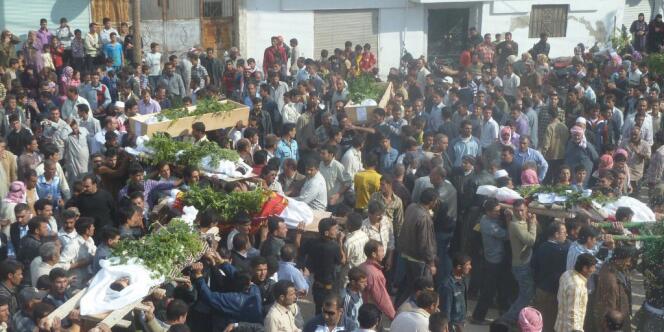 Des villageois portent les cercueils de manifestants anti-gouvernement tués mercredi 2 novembre à Hula, près de Homs.