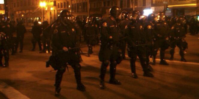 Policiers dans les rues d'Oakland, le 3 novembre 2011.