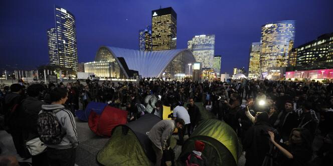 Le 4 novembre 2011, plusieurs centaines d'indignés ont installé un campement de fortune sur l'esplanade du quartier d'affaires de La Défense, à Paris.