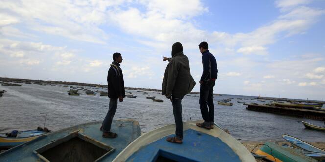 Des Palestiniens attendaient l'arrivée de la flottille internationale dans le port de Gaza, le 4 novembre.