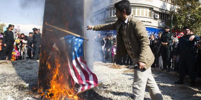 Un manifestant pro-régime iranien brûle un drapeau américain à Téhéran, le 4 novembre 2011.