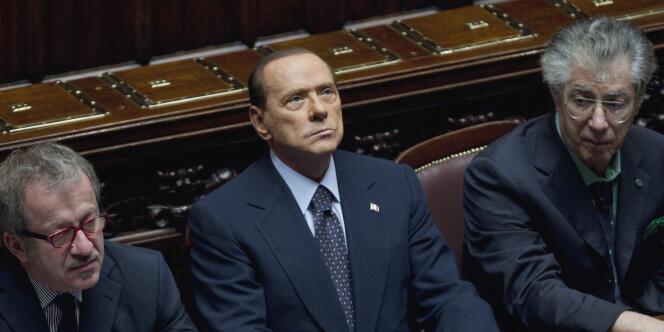 Silvio Berlusconi entouré par ses ministres de l'intérieur, Roberto Maroni, et des réformes, Umberto Bossi, mardi 8 novembre.