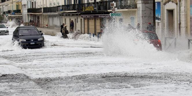 La promenade des Anglais à Nice submergée par les eaux, le 8 novembre 2011.