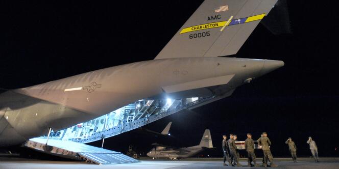 Le corps d'un militaire américain, tué le 5 novembre dans la province de Helmand, en Afghanistan, arrive à la base aérienne de Dover, dans le Delaware, le 7 novembre 2011.