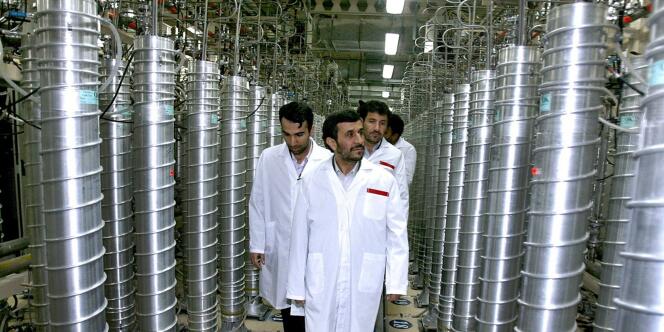 Le président iranien Mahmoud Ahmadinejad en visite dans l'usine d'enrichissement d'uranium de Natanz en avril 2008.