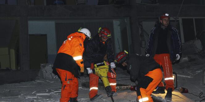 Des secouristes à l’œuvre après un nouveau séisme qui a frappé l'est de la Turquie.