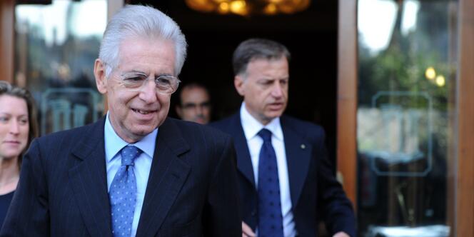 Mario Monti a été officiellement chargé de former un nouveau gouvernement, dimanche.