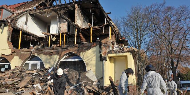 Les enquêteurs ont examiné une maison de Zwickau détruite par le feu, qui était utilisée par ces hommes et une femme identifiée sous le nom de 