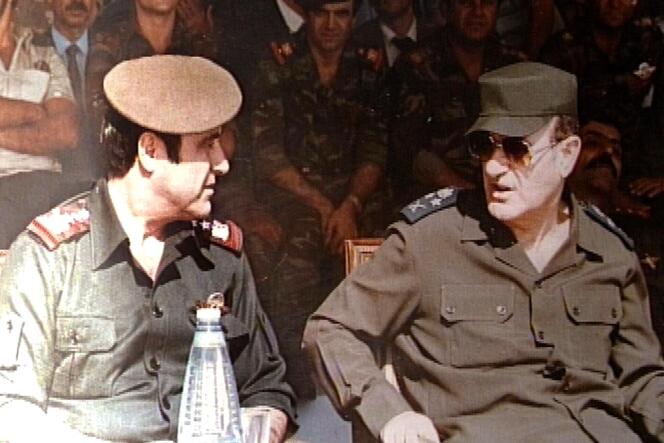 Rifaat (à gauche) et Hafez (à droite) Al-Assad lors d'une cérémonie militaire à Damas en 1984.