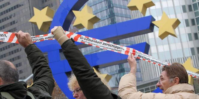 Des manifestants devant la Banque centrale européenne, à Francfort, le 12 novembre 2011.