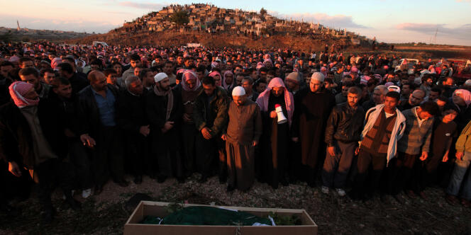 Dans le village de Dar Al-Kabiré, près de Homs  le 3 novembre 2011, l'enterrement d'un jeune homme se transforme en manifestation contre le pouvoir.