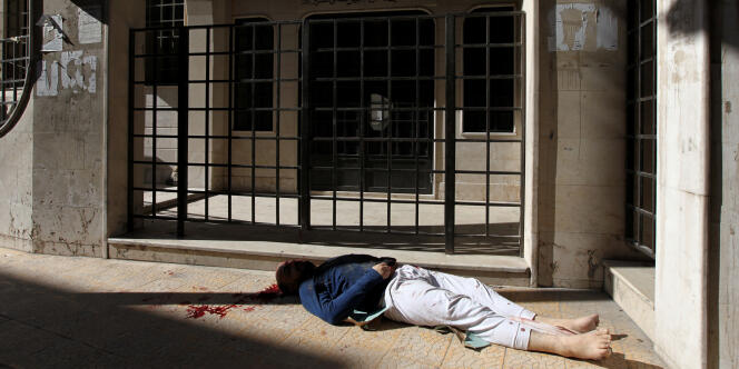 A Homs, le 9 novembre, dans le quartier de Bayada, le cadavre d'un homme a été déposé devant une mosquée par les milices.
