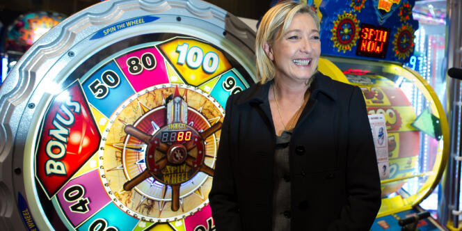 Marine Le Pen, au salon professionnel des forains, le 23 novembre à Pontoise.