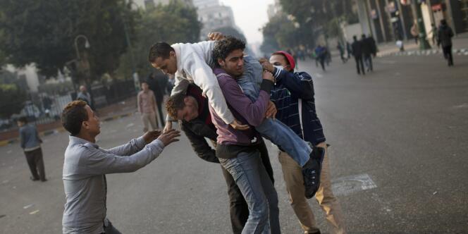 Des contestataires continuent samedi de demander la fin du pouvoir militaire place Tahrir au Caire et des échauffourées ont éclaté avec des policiers, à deux jours du début des élections législatives égyptiennes.