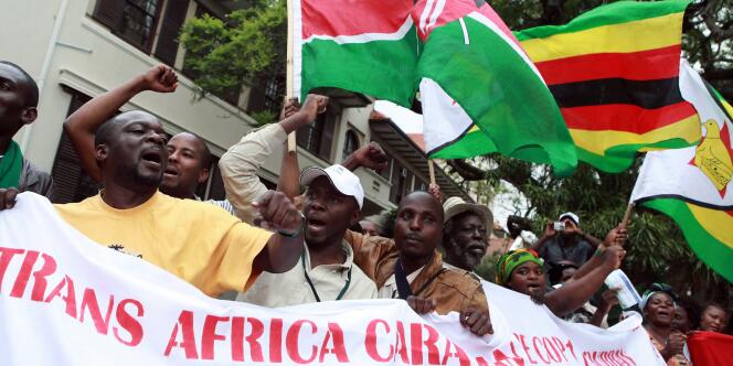 La Caravane transafricaine de l'espoir, partie du Burundi pour alerter l'opinion à l'exposition particulière du continent aux conséquences du réchauffement climatique, est arrivée à Durban, le 26 novembre 2011.