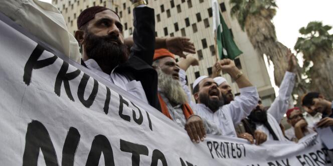 Des manifestants pakistanais protestent à Karachi, le 29 novembre, contre la bavure de l'OTAN qui a causé la mort de 24 soldats pakistanais.