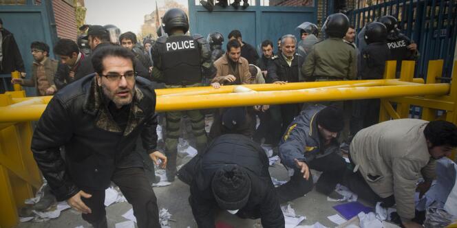 Des dizaines de manifestants iraniens ont pénétré dans l'ambassade de Grande-Bretagne à Téhéran, le 29 novembre 2011.