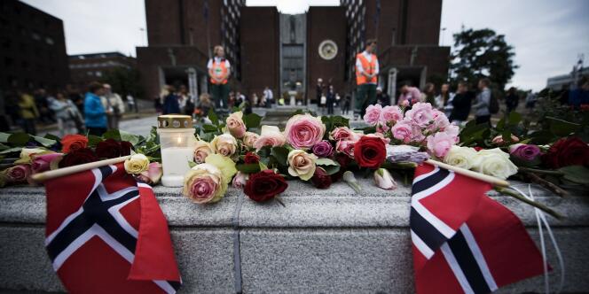 Hommage aux victimes de l'attentat d'Oslo et de la fusillade d'Utoya devant la mairie de la capitale norvégienne, lundi 25 juillet.
