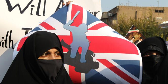 Des manifestantes antibritanniques devant l'ambassade du Royaume-Uni à Téhéran, le 29 novembre 2011.