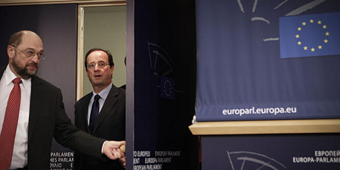 François Hollande à Bruxelles avec Martin Schulz, président du Parti socialiste européen (PSE), le 30 novembre.