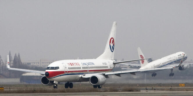 Un appareil de China Eastern sur la piste de l'aéroport de Chengdu, le 3 décembre 2008.