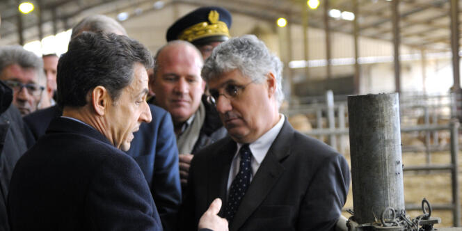 Nicolas Sarkozy rencontre Philippe Martin, le député du Gers, le 29 novembre 2011 à Marsan, dans le sud-ouest de la France.