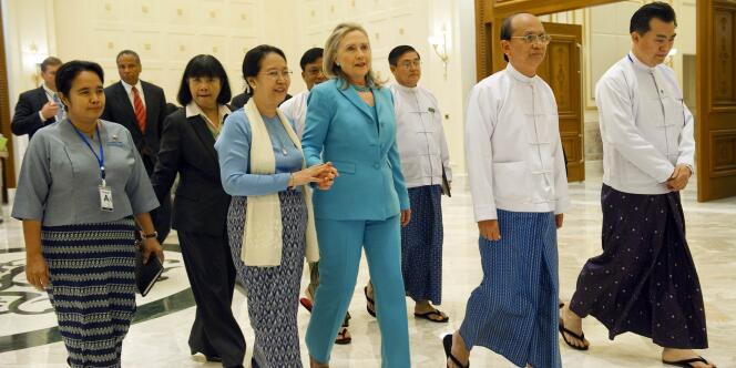 Hillary Clinton dans le palais présidentiel birman de Naypyidaw, entourée du président Thein Sein et de sa femme Khin Khin Win.