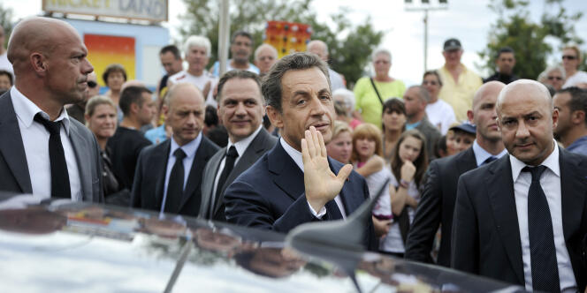 Nicolas Sarkozy entouré de ses gardes du corps, le 26 juillet 2011, au Cap d'Agde.