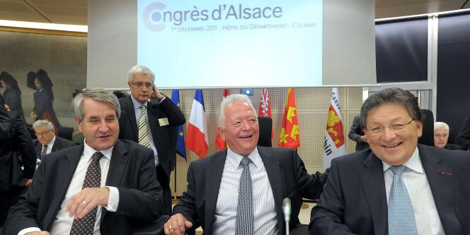 De gauche à droite : Philippe Richert, président (UMP) du conseil régional du Haut-Rhin ; Charles Buttner, président (UMP) du conseil général du Haut-Rhin et Guy-Dominique Kennel, président (UMP) du conseil général du Bas-Rhin, lors d'une réunion à Colmar, le 1er décembre 2011.