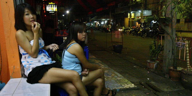 Deux filles travaillant dans un bar attendent les clients dans la province de Narathiwat, en août 2009.