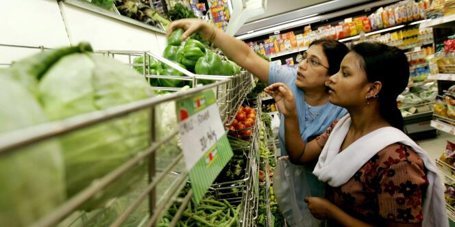 La réforme proposée par le gouvernement indien aurait dû permettre à des groupes étrangers tels que Wal-Mart, Carrefour ou Tesco de prendre une participation de 51 % dans des coentreprises de supermarchés.